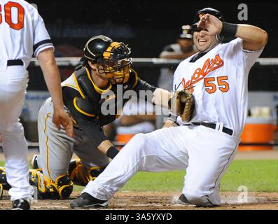 14 juin 2008 - Ramon Hernandez (55) des Orioles de Baltimore est étiqueté à la plaque par Ryan Doumit, receveur des Pirates de Pittsburgh, lors de la sixième manche, samedi 14 juin 2008, à Camden Yards à Baltimore, Maryland. Les Orioles ont battu les Pirates 8-7. (Doug Kapustin/Baltimore Sun/MCT) (crédit image : © Doug Kapustin/MCT/ZUMAPRESS.com) Banque D'Images