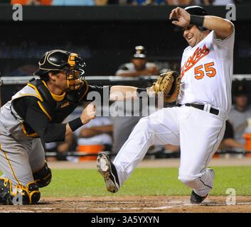 14 juin 2008 - Ramon Hernandez (55) des Orioles de Baltimore est étiqueté à la plaque par Ryan Doumit, receveur des Pirates de Pittsburgh, lors de la sixième manche, samedi 14 juin 2008, à Camden Yards à Baltimore, Maryland. Les Orioles ont battu les Pirates 8-7. (Doug Kapustin/Baltimore Sun/MCT) (crédit image : © Doug Kapustin/MCT/ZUMAPRESS.com) Banque D'Images