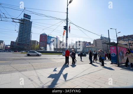 Belgrade, Serbie. 21 mars 2025. Un arrêt de bus sur la place Slavija à Belgrade, Serbie Banque D'Images