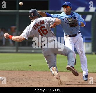 29 juin 2008 - Mike Aviles, à droite, des Kansas City Royals, force Chris Duncan, mais n'a pas pu obtenir le lancer à temps pour compléter le double jeu en neuvième manche. Les Cardinals battent les Royals, 9-6, au Kauffman Stadium de Kansas City, Missouri, le dimanche 29 juin 2008. (John Sleezer/Kansas City Star/MCT) (image crédit : © John Sleezer/MCT/ZUMAPRESS.com) Banque D'Images