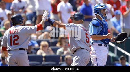 29 juin 2008 - Albert Pujols, au centre de Louis Cardinals, célèbre son home run à deux reprises avec son coéquipier Aaron Miles, lors de l'action contre les Royals de Kansas City. Les Cardinals battent les Royals, 9-6, au Kauffman Stadium de Kansas City, Missouri, le dimanche 29 juin 2008. (John Sleezer/Kansas City Star/MCT) (image crédit : © John Sleezer/MCT/ZUMAPRESS.com) Banque D'Images