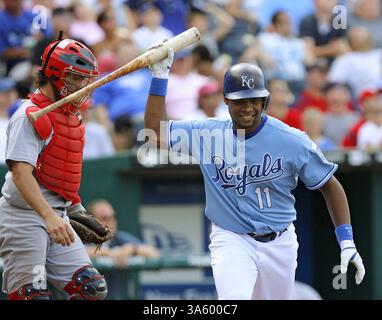 29 juin 2008 - Jose Guillen des Royals de Kansas City claque sa batte vers le bas après s'être sorti en huitième manche contre les Cardinals Louis. Les Cardinals battent les Royals, 9-6, au Kauffman Stadium de Kansas City, Missouri, le dimanche 29 juin 2008. (John Sleezer/Kansas City Star/MCT) (image crédit : © John Sleezer/MCT/ZUMAPRESS.com) Banque D'Images