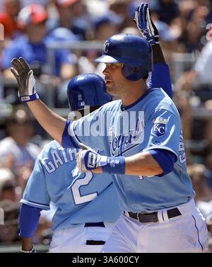 29 juin 2008 - Mark Grudzielanek des Royals de Kansas City est félicité par son coéquipier Joey Gathright, après avoir marqué sur une mouche sacrifice en cinquième manche contre les Cardinals de Louis. Les Cardinals battent les Royals, 9-6, au Kauffman Stadium de Kansas City, Missouri, le dimanche 29 juin 2008. (John Sleezer/Kansas City Star/MCT) (image crédit : © John Sleezer/MCT/ZUMAPRESS.com) Banque D'Images