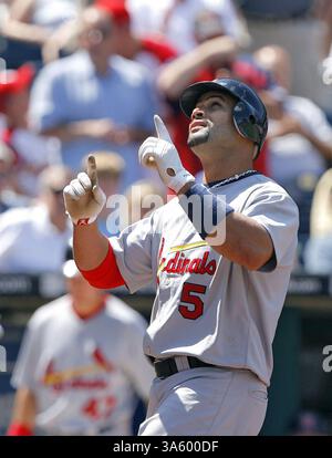 29 juin 2008 - Albert Pujols des nouveaux Louis Cardinals célèbre son double coup de circuit en sixième manche contre les Royals de Kansas City. Les Cardinals battent les Royals, 9-6, au Kauffman Stadium de Kansas City, Missouri, le dimanche 29 juin 2008. (John Sleezer/Kansas City Star/MCT) (image crédit : © John Sleezer/MCT/ZUMAPRESS.com) Banque D'Images