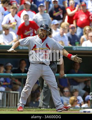 29 juin 2008 - Jason LaRue des nouveaux Louis Cardinals célèbre son triple RBI qui a marqué ses coéquipiers Ryan Ludwick et Adam Kennedy en cinquième manche contre les Royals de Kansas City. Les Cardinals battent les Royals, 9-6, au Kauffman Stadium de Kansas City, Missouri, le dimanche 29 juin 2008. (John Sleezer/Kansas City Star/MCT) (image crédit : © John Sleezer/MCT/ZUMAPRESS.com) Banque D'Images