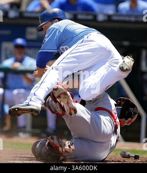 29 juin 2008 - David DeJesus (en haut) des Royals de Kansas City fait tourner Louis Cardinals catcher Jason LaRue à la plaque, comme il a été marqué sur un single par Jose Guillen des Royals, lors de la première manche au Kauffman Stadium de Kansas City, Missouri, dimanche 29 juin 2008. (John Sleezer/Kansas City Star/MCT) (image crédit : © John Sleezer/MCT/ZUMAPRESS.com) Banque D'Images
