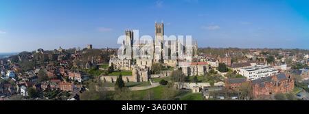 Une vue aérienne panoramique de la cathédrale de Lincoln, une structure gothique emblématique de Lincoln, en Angleterre, mettant en valeur son architecture médiévale et ses toweri Banque D'Images