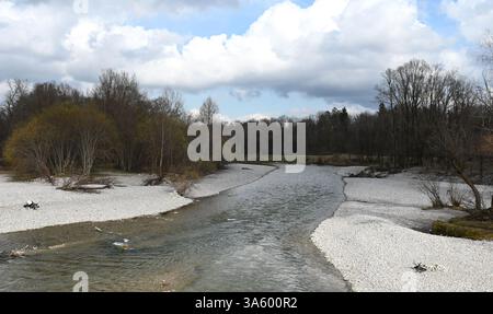 PRODUCTION - 24 mars 2025, Bavière, MŸnchen : la rivière Isar dans le centre de Munich. Après que le président américain Trump ait publié un décret renommant le golfe du Mexique Golfe d’Amérique, les Allemands ont commencé à ajouter des lieux comme repères sur Google Maps. L'endroit indiqué sur l'image peut également être trouvé sur Google Maps sous le nom de 'Giesinger Golf'. Photo : Léonie Asendorpf/dpa Banque D'Images