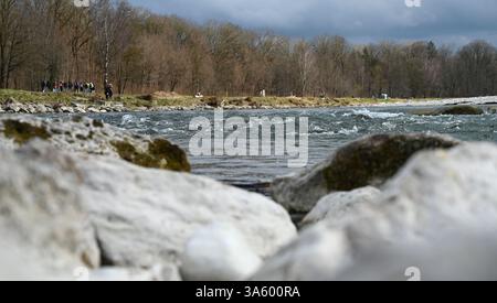 PRODUCTION - 24 mars 2025, Bavière, MŸnchen : la rivière Isar dans le centre de Munich. Après que le président américain Trump ait publié un décret renommant le golfe du Mexique Golfe d’Amérique, les Allemands ont commencé à ajouter des lieux comme repères sur Google Maps. L'endroit indiqué sur l'image peut également être trouvé sur Google Maps sous le nom de 'Giesinger Golf'. Photo : Léonie Asendorpf/dpa Banque D'Images