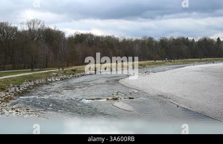 PRODUCTION - 24 mars 2025, Bavière, MŸnchen : la rivière Isar dans le centre de Munich. Après que le président américain Trump ait publié un décret renommant le golfe du Mexique Golfe d’Amérique, les Allemands ont commencé à ajouter des lieux comme repères sur Google Maps. L'endroit indiqué sur l'image peut également être trouvé sur Google Maps sous le nom de 'Giesinger Golf'. Photo : Léonie Asendorpf/dpa Banque D'Images