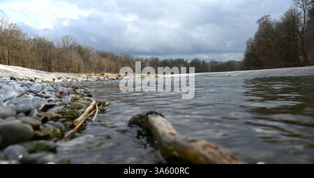PRODUCTION - 24 mars 2025, Bavière, MŸnchen : la rivière Isar dans le centre de Munich. Après que le président américain Trump ait publié un décret renommant le golfe du Mexique Golfe d’Amérique, les Allemands ont commencé à ajouter des lieux comme repères sur Google Maps. L'endroit indiqué sur l'image peut également être trouvé sur Google Maps sous le nom de 'Giesinger Golf'. Photo : Léonie Asendorpf/dpa Banque D'Images