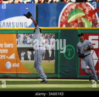 12 juillet 2008 - Jermaine Dye des Chicago White Sox attrape une mouche pop-up des Texas Rangers Marlon Byrd lors de la troisième manche au Rangers Ballpark à Arlington, Texas, le samedi 12 juillet 2008. (Ralph Lauer/Fort Worth Star-Telegram/MCT) (crédit image : © Ralph Lauer/MCT/ZUMAPRESS.com) Banque D'Images