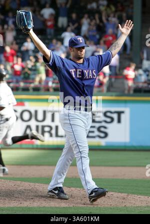 13 juillet 2008 - le lanceur des Texas Rangers CJ Wilson réagit après avoir frappé Paul Konerko des Chicago White Sox pour terminer le match au Rangers Ballpark à Arlington, Texas, le dimanche 13 juillet 2008. Les Rangers ont gagné 12-11. (Richard W. Rodriguez/Fort Worth Star-Telegram/MCT) (image de crédit : © Richard W. Rodriguez/MCT/ZUMAPRESS.com) Banque D'Images