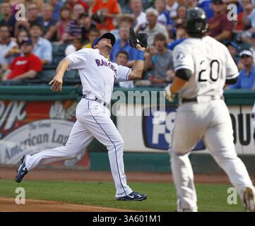 12 juillet 2008 - Chris Davis, premier joueur des Texas Rangers, attrape une faute pop up de Carlos Quentin (20 ans) pour terminer la deuxième manche au Rangers Ballpark à Arlington, Texas, le samedi 12 juillet 2008. (Ralph Lauer/Fort Worth Star-Telegram/MCT) (crédit image : © Ralph Lauer/MCT/ZUMAPRESS.com) Banque D'Images