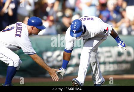 12 juillet 2008 - les Texas Rangers Milton Bradley célèbrent son deuxième match à domicile avec l'entraîneur de la troisième base Matt Walbach lors de leur match contre les Chicago White Sox au Rangers Ballpark à Arlington, Texas, le samedi 12 juillet 2008. (Ralph Lauer/Fort Worth Star-Telegram/MCT) (crédit image : © Ralph Lauer/MCT/ZUMAPRESS.com) Banque D'Images