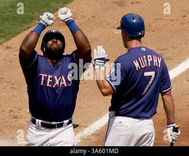 13 juillet 2008 - les Texas Rangers Milton Bradley pousse ses poings après avoir marqué un home run en solo en fin de troisième manche contre les Chicago White Sox au Rangers Ballpark à Arlington, Texas, le dimanche 13 juillet 2008. Les Rangers ont gagné 12-11. (Richard W. Rodriguez/Fort Worth Star-Telegram/MCT) (image de crédit : © Richard W. Rodriguez/MCT/ZUMAPRESS.com) Banque D'Images