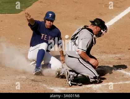 13 juillet 2008 - David Murphy des Texas Rangers marque sur un coup de Brandon Boggs alors que Toby Hall, le receveur des White Sox de Chicago, perd la balle en fin de huitième manche au Rangers Ballpark à Arlington, Texas, dimanche 13 juillet 2008. Les Rangers ont gagné 12-11. (Richard W. Rodriguez/Fort Worth Star-Telegram/MCT) (image de crédit : © Richard W. Rodriguez/MCT/ZUMAPRESS.com) Banque D'Images