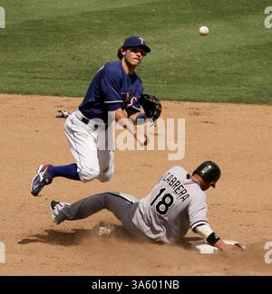 13 juillet 2008 - Ian Kinsler des Texas Rangers complète un double jeu après avoir chassé Orlando Cabrera des Chicago White Sox à la deuxième base de la cinquième manche au Rangers Ballpark à Arlington, Texas, le dimanche 13 juillet 2008. Les Rangers ont gagné 12-11. (Richard W. Rodriguez/Fort Worth Star-Telegram/MCT) (image de crédit : © Richard W. Rodriguez/MCT/ZUMAPRESS.com) Banque D'Images