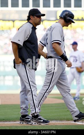 12 juillet 2008 - le manager des Chicago White Sox, Ozzie Guillen, descend la ligne de base avec A.J. Pierzynski (à droite), qui a été touché par un pitch en troisième manche par Kevin Millwood, lanceur des Texas Rangers, au Rangers Ballpark à Arlington, Texas, le samedi 12 juillet 2008. (Ralph Lauer/Fort Worth Star-Telegram/MCT) (crédit image : © Ralph Lauer/MCT/ZUMAPRESS.com) Banque D'Images