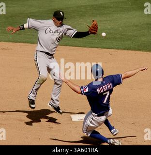 13 juillet 2008 - Orlando Cabrera des Chicago White Sox manque le ballon alors que David Murphy des Texas Rangers glisse en toute sécurité dans la deuxième base en bas de la septième manche au Rangers Ballpark à Arlington, Texas, dimanche 13 juillet 2008. Les Rangers ont gagné 12-11. (Richard W. Rodriguez/Fort Worth Star-Telegram/MCT) (image de crédit : © Richard W. Rodriguez/MCT/ZUMAPRESS.com) Banque D'Images