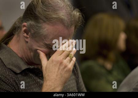 15 juillet 2008 - Jim Whitehouse, à gauche, mari de la tueuse condamnée Susan Atkins, devient émouvant lors d'un témoignage à l'appui de la libération d'Atkins en attente, mardi 15 juillet 2008 à Sacramento, Californie. Les audiences de la Commission des libérations conditionnelles de l'État ont écouté 90 minutes de témoignage aujourd'hui sur la question de savoir si Susan Atkins, tueuse reconnue coupable et adepte de Charles Manson, devrait être libérée de prison parce qu'elle est en train de mourir. (Randy Pench/Sacramento Bee/MCT) (crédit image : © Randy Pench/MCT/ZUMAPRESS.com) Banque D'Images