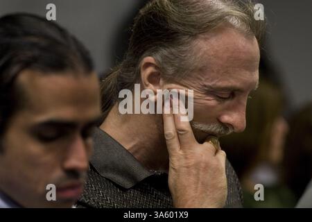 15 juillet 2008 - Jim Whitehouse, mari de la tueuse condamnée Susan Atkins, est ému lors d'un témoignage à l'appui de la libération d'Atkins prévue pour des raisons humanitaires mardi 15 juillet 2008 à Sacramento, en Californie. Les audiences de la Commission des libérations conditionnelles de l'État ont écouté 90 minutes de témoignage aujourd'hui sur la question de savoir si Susan Atkins, tueuse reconnue coupable et adepte de Charles Manson, devrait être libérée de prison parce qu'elle est en train de mourir. (Randy Pench/Sacramento Bee/MCT) (crédit image : © Randy Pench/MCT/ZUMAPRESS.com) Banque D'Images