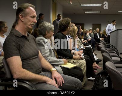 16 juillet 2008 - Jim Whitehouse, à gauche, mari de Susan Atkins, tueuse condamnée, écoute Joey Huertas, à droite, alors qu'il parle en faveur de la libération d'Atkins pour cause de compassion, mardi 15 juillet 2008 à Sacramento, Californie. Les audiences de la Commission des libérations conditionnelles de l'État ont écouté 90 minutes de témoignage aujourd'hui sur la question de savoir si Susan Atkins, tueuse reconnue coupable et adepte de Charles Manson, devrait être libérée de prison parce qu'elle est en train de mourir. (Randy Pench/Sacramento Bee/MCT) (crédit image : © Randy Pench/MCT/ZUMAPRESS.com) Banque D'Images