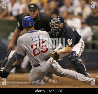 28 juillet 2008 - Jason Kendall, receveur des Milwaukee Brewers, marque Chicago Cubs Derrek Lee qui a essayé de marquer à partir de la deuxième base sur un simple par son coéquipier Mark DeRosa lors de la sixième manche au Miller Park à Milwaukee, Wisconsin, le lundi 28 juillet 2008. (Nuccio DiNuzzo/Chicago Tribune/MCT) (image crédit : © Nuccio Dinuzzo/MCT/ZUMAPRESS.com) Banque D'Images