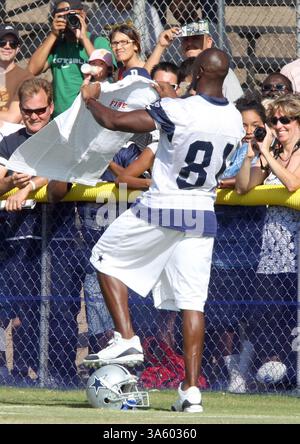 Le 30 juillet 2008 - Terrell Owens, le receveur des Dallas Cowboys, pose pour les fans pendant l'entraînement de l'après-midi au camp d'entraînement à Oxnard, Californie, le mercredi 30 juillet 2008. (Ron Jenkins/Fort Worth Star-Telegram/MCT) (crédit image : © Ron Jenkins/MCT/ZUMAPRESS.com) Banque D'Images