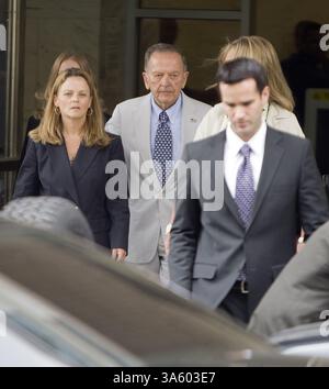 31 juillet 2008 - Alaska Sen. Ted Stevens, au centre, quitte la cour fédérale après avoir répondu aux accusations qu'il a menti sur des centaines de milliers de dollars en cadeaux d'un entrepreneur de services pétroliers, jeudi, 31 juillet 2008, à Washington, DC Stevens est accompagné de sa fille Beth, à gauche, et de son épouse Catherine (cachée à droite). (Chuck Kennedy/MCT) (crédit image : © Chuck Kennedy/MCT/ZUMAPRESS.com) Banque D'Images