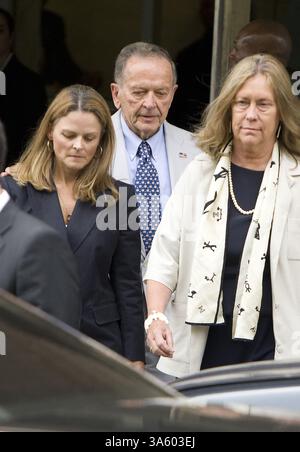 31 juillet 2008 - Alaska Sen. Ted Stevens, au centre, quitte la cour fédérale après avoir répondu aux accusations qu'il a menti sur des centaines de milliers de dollars en cadeaux d'un entrepreneur de services pétroliers, jeudi, 31 juillet 2008, à Washington, DC Stevens est accompagné de sa femme Catherine, à droite, et de sa fille Lily. (Chuck Kennedy/MCT) (crédit image : © Chuck Kennedy/MCT/ZUMAPRESS.com) Banque D'Images