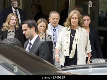 31 juillet 2008 - Alaska Sen. Ted Stevens, au centre, quitte la cour fédérale après avoir répondu aux accusations qu'il a menti sur des centaines de milliers de dollars en cadeaux d'un entrepreneur de services pétroliers, jeudi, 31 juillet 2008, à Washington, D.C. Stevens est accompagné de sa femme Catherine, au premier plan à droite, et de sa fille Beth. (Chuck Kennedy/MCT) (crédit image : © Chuck Kennedy/MCT/ZUMAPRESS.com) Banque D'Images