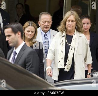 31 juillet 2008 - Alaska Sen. Ted Stevens, au centre, quitte la cour fédérale après avoir répondu aux accusations qu'il a menti sur des centaines de milliers de dollars en cadeaux d'un entrepreneur de services pétroliers, jeudi, 31 juillet 2008, à Washington, DC Stevens est accompagné de sa femme Catherine, à droite, et de sa fille Beth. (Chuck Kennedy/MCT) (crédit image : © Chuck Kennedy/MCT/ZUMAPRESS.com) Banque D'Images