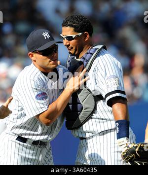3 août 2008 - le lanceur des Yankees de New York, Ivan Rodriguez, attrapeur de câlins Jose Molina après que les Yankees ont battu les Angels de Los Angeles 14-9, au Yankee Stadium dans le Bronx, New York, le dimanche 3 août 2008. (Paul J. Bereswill/Newsday/MCT) (crédit image : © Paul J. Bereswill/MCT/ZUMAPRESS.com) Banque D'Images