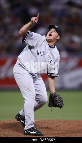 11 août 2008 - Sidney Ponson, le lanceur des Yankees de New York, a pointé le doigt sur une balle grossière des Yankees de New York Nick Punto que le receveur Ivan Rodriguez a attrapé pour la deuxième de la troisième manche au Metrodome à Minneapolis, Minnesota, le lundi 11 août 2008. (Jeff Wheeler/Minneapolis Star Tribune/MCT) (image crédit : © Jeff Wheeler/MCT/ZUMAPRESS.com) Banque D'Images