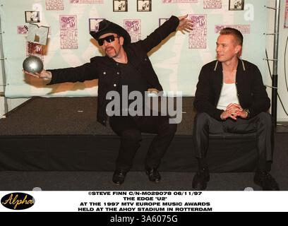 1 janvier 2011 - Rotterdam, HOLLANDE - 06/11/97 THE EDGE ''U2'' AUX MTV EUROPE MUSIC AWARDS 1997 QUI SE SONT TENUS AU STADE AHOY DE ROTTERDAM, HOLLANDE..CREDIT :(Credit image : © Globe photos/ZUMAPRESS.com) Banque D'Images
