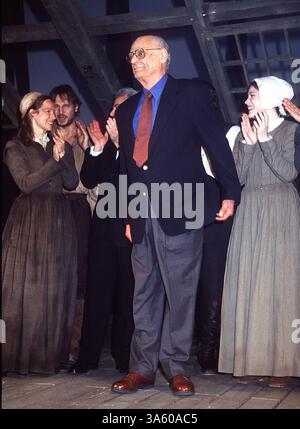 JANVIER 1, 2011 - K24344HMC : SOIRÉE D'OUVERTURE ''THE CRUCIBLE'' AU VIRGINIA THEATRE DE NEW YORK 03/07/02. HENRY McGee/ 2002.ARTHUR MILLER(crédit image : © Globe photos/ZUMAPRESS.com) Banque D'Images