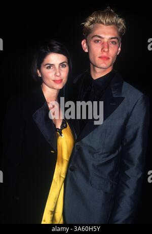 JANVIER 1, 2011 - K1392HMC : ''INDISCRÉTIONS'' OUVERTURE 4/27/95.SADIE FROST ET JUDE LAW. HENRY McGee/ 1995(crédit image : © ZUMAPRESS.com) Banque D'Images