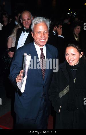 JAN. 1, 2011 - K24344HMC : 3/7/02.''LE CREUSET'' SOIRÉE D'OUVERTURE DE LA PIÈCE AU VIRGINIA THEATRE DE NYC..MARK VERT AVEC SA FILLE. HENRY McGee/ 2002(crédit image : © Globe photos/ZUMAPRESS.com) Banque D'Images