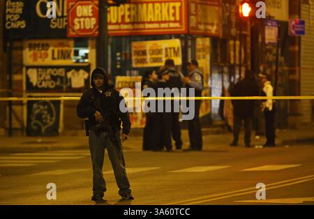 30 octobre 2014 - Chicago, il, États-Unis - Un policier garde la scène d'une fusillade impliquant la police dans les rues 51st et Wood, jeudi 30 octobre 2014, à Chicago. (Crédit image : © John J. Kim/TNS/ZUMA Wire) Banque D'Images