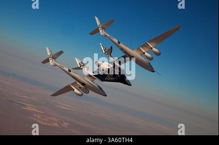 31 octobre 2014 - Mojave, Californie, États-Unis - (photo) - Virgin Galactic a signalé que SpaceShipTwo s'est écrasé vendredi matin lors d'un vol d'essai qui a entraîné la perte de l'avion. PHOTO : 15 juillet 2010 - Mojave, Californie, États-Unis - WhiteKnight2 et SpaceShip2 au-dessus du Mojave. (Crédit image : © Mark Greenberg/Virgin Galactic/ZUMAPRESS.com) Banque D'Images