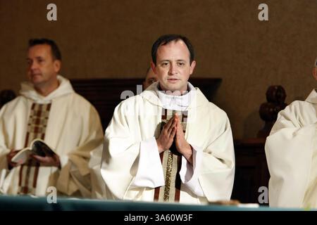 31 octobre 2014 - Memphis, Tennessee, États-Unis - la FONDATION MAGNIFICAT célèbre le MAGNIFICAT Day 2014 à Memphis, Tennessee, ce week-end. Leur mission, est de soutenir la culture catholique à travers la beauté des liturgies, de la musique sacrée et des prises Vendredi, les participants d'Europe et d'autres régions des États-Unis ont appris l'art sacré, dans le cadre des activités. Le diacre français PHILIPPE VIGNERON, deviendra prêtre à Paris en juin prochain. Il a participé à la messe matinale à l'église de Marie dans le centre-ville de Memphis, vendredi matin, alors que les événements du Magnificat Day 2014 commençaient. (Crédit image : © Ka Banque D'Images