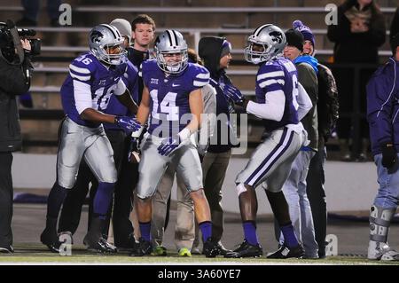 01 novembre 2014 : Curry Sexton (14 ans), receveur des Wildcats du Kansas State, célèbre un touchdown de 4e quart avec Tyler Lockett (16 ans) et Deante Burton (6 ans), receveur des Wildcats du Kansas State, lors du match de football NCAA entre Oklahoma State et Kansas State au Bill Snyder Family Stadium à Manhattan, Kansas. Kendall Shaw/CSM(image crédit : © Kendall Shaw/Cal Sport Media/ZUMAPRESS.com) Banque D'Images