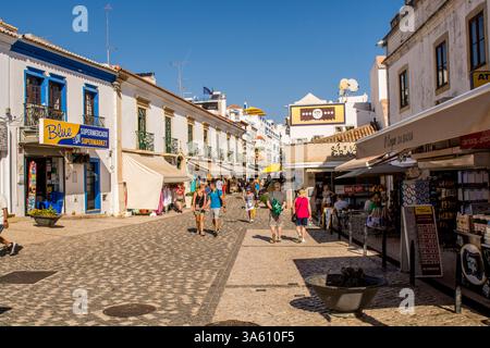 Touristes shopping les rues pavées dans la vieille ville, albufeira, faro, quartier, algarve, portugal, europe. Banque D'Images