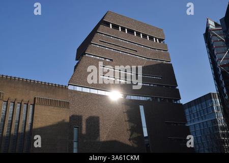 Londres, Royaume-Uni. 24 mars 2025. Vue extérieure de la Tate Modern avant le 25e anniversaire de la galerie d'art moderne, qui a ouvert ses portes en mai 2000. Crédit : Vuk Valcic/Alamy Live News Banque D'Images