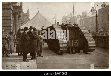 Carte postale originale de l'ère WW1 de la Tank Bank à Walsall. La Tank Bank était une campagne de collecte de fonds menée par le gouvernement britannique. Six chars mâles Mark IV ont visité une grande partie de la Grande-Bretagne (Angleterre, pays de Galles et Écosse) pour promouvoir la vente d'obligations de guerre et de certificats d'épargne de guerre. Le char, numéro 113, a été nommé 'Julian' et est venu à Walsall pour une semaine en mars 1918. Ici, il est admiré par les spectateurs à l'extérieur de la mairie. Walsall (alors dans le comté de Staffordshire) près de Birmingham, Angleterre, Royaume-Uni Banque D'Images