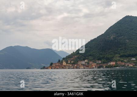 Profil du village de Carzano sur le lask Iseo Banque D'Images