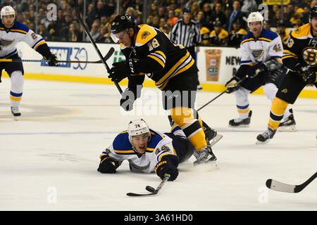 18 novembre 2014 - Boston, Massachusetts, États-Unis - Boston Bruins aile droite Reilly Smith (18) voyages sur Louis Blues aile droite T.J. Oshie (74) pendant le match de la LNH entre Louis Blues et les Boston Bruins tenu au TD Garden à Boston Massachusetts. Les Bruins battent les Blues 2-0 en temps réglementaire. Eric Canha/CSM(image crédit : © Eric Canha/Cal Sport Media/ZUMAPRESS.com) Banque D'Images