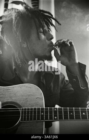 19 novembre 2014 - dossier - la famille de Bob Marley, ancien artiste de reggae jamaïcain, a lancé ce qu'ils décrivent comme la première marque mondiale de cannabis. Il s’appellera Marley Natural et sera utilisé pour vendre des lotions infusées de cannabis, des crèmes et divers accessoires. La nouvelle marque est en cours de développement avec Privateer Holdings basé dans l'État de Washington, soulignant la vie et l'héritage de la plus grande exportation culturelle de la Jamaïque. Il est destiné à être vendu aux États-Unis et peut-être dans le monde entier à partir de l'année prochaine. Photo - film fixe - date de sortie : 20 avril 2012. Titre du film : Marley aka Bob Marley : Roots of Banque D'Images