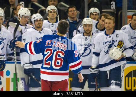 01 décembre 2014 : L'aile droite des New York Rangers Martin fait Louis (26) salue son ancienne équipe dont le centre Lightning de Tampa Bay Steven Stamkos (91) après avoir été honoré pour avoir atteint le plateau de 1000 points lors du match entre les New York Rangers et le Lightning de Tampa Bay au Madison Square Garden à Manhattan, New York. Le Lightning de Tampa Bay bat les Rangers de New York 6-3. Crédit obligatoire : Kostas Lymperopoulos/CSM (crédit image : © Kostas Lymperopoulos/Cal Sport Media/ZUMAPRESS.com) Banque D'Images